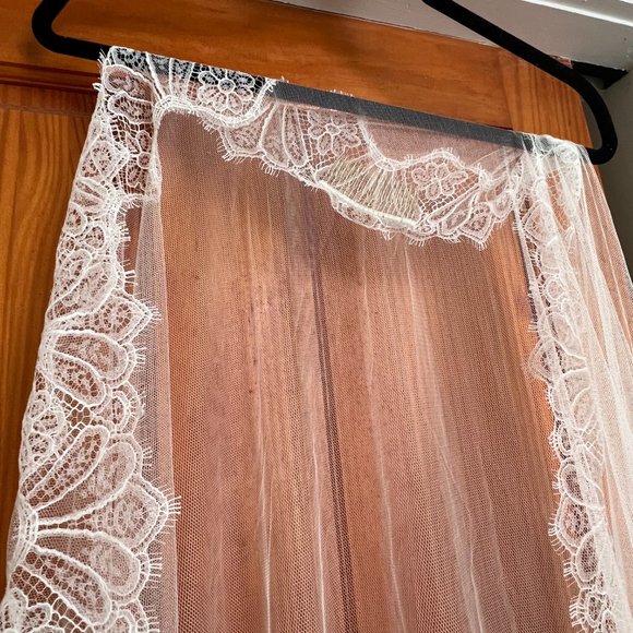 Cathedral-length, soft-white mantilla veil - Picture 4 of 14